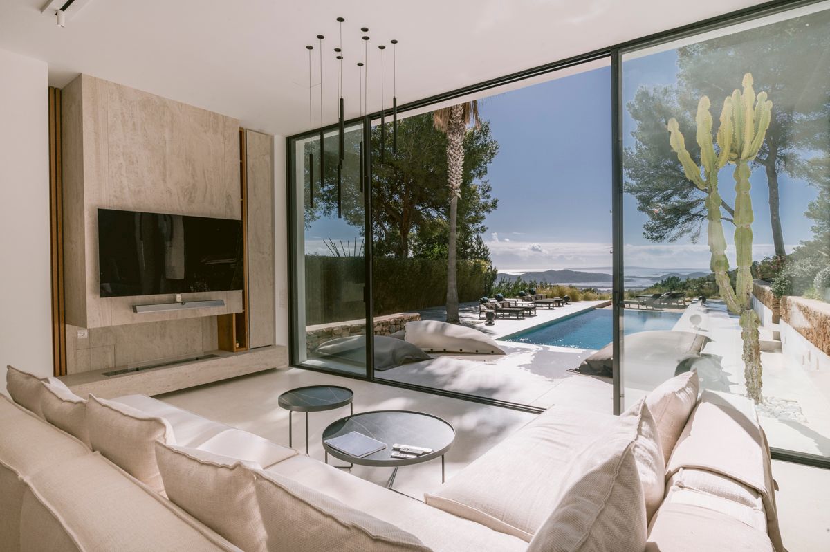 Increíble villa moderna reformada, ubicada cerca del KM3 con impresionantes vistas, hacia el mar, Salinas y Formentera