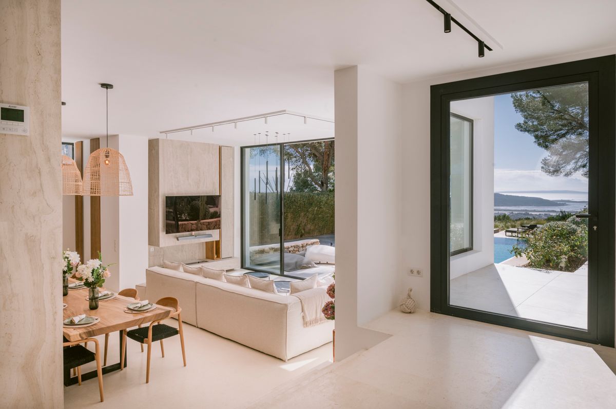 Increíble villa moderna reformada, ubicada cerca del KM3 con impresionantes vistas, hacia el mar, Salinas y Formentera