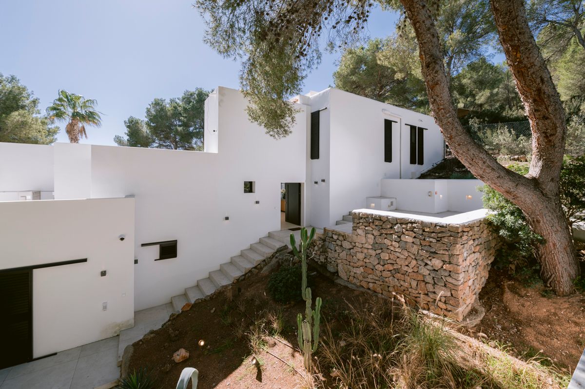 Amazing renovated modern villa, located near KM3 with stunning views, towards the sea, Salinas and Formentera