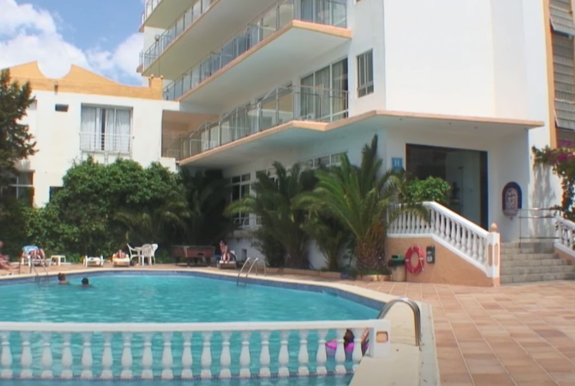 Ideally located 6 floors hotel on the first-line of the sea within San Antonio Bay