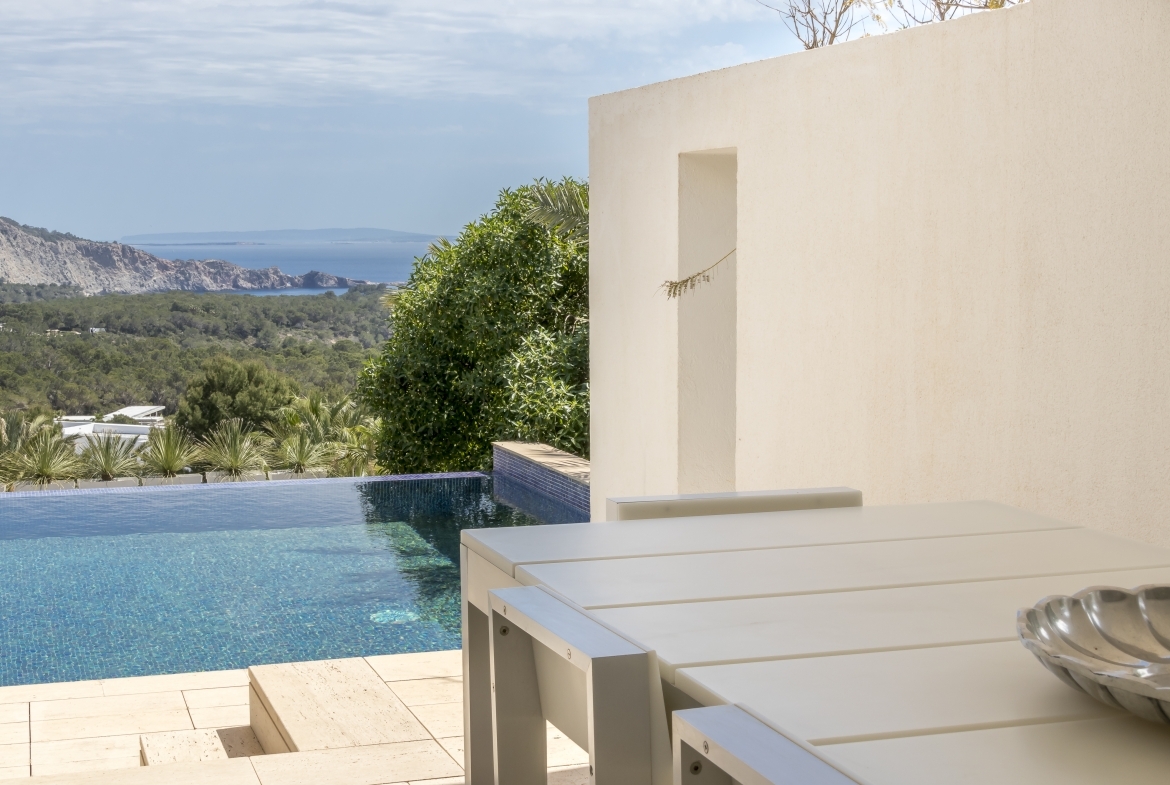 The name Villa Inifinty says it all, the view of this luxury modern villa is formidable