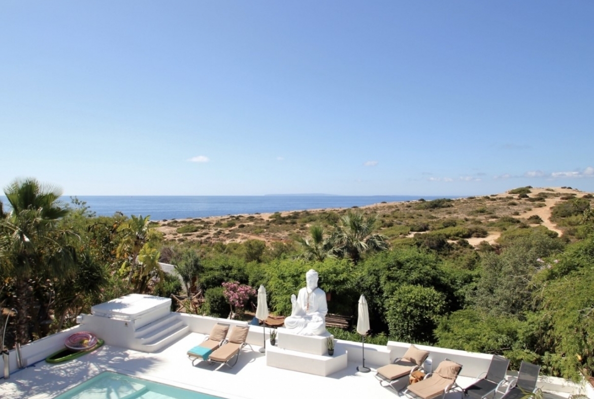 Outstanding front-line villa situated on the edge of Cap Martinet, only minutes away