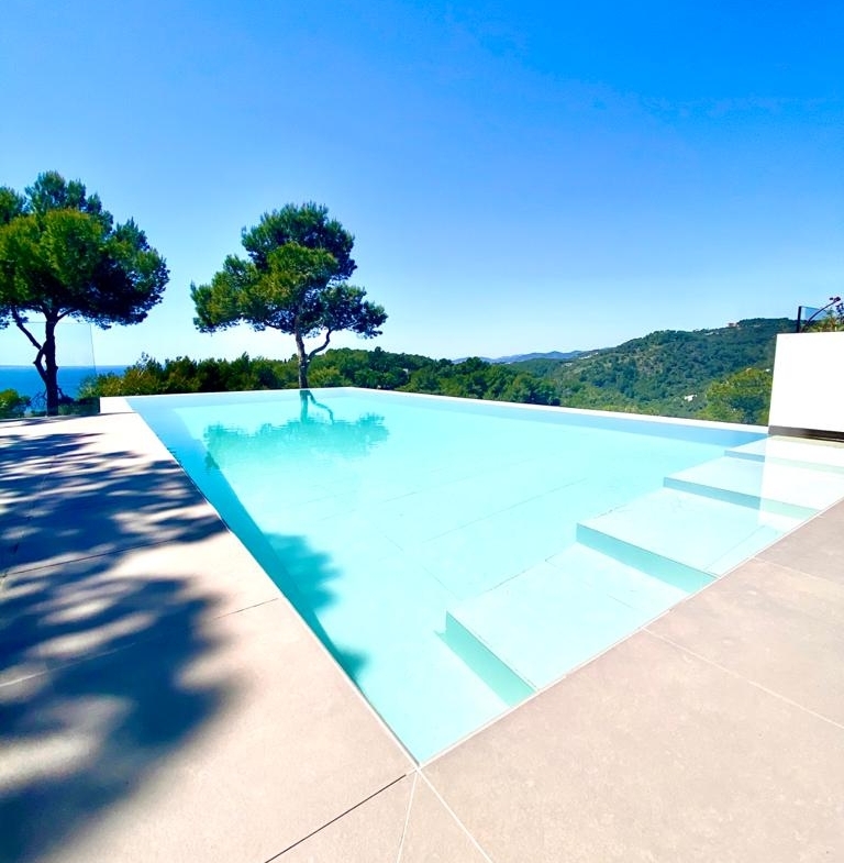 Amazing villa located in the exclusive and secure urbanization of Roca Llisa with