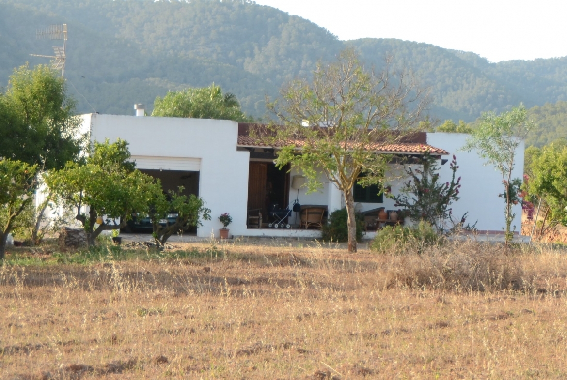 Beautiful Rustic Finca on a plot of 13.000 m2 located a very quiet location in between