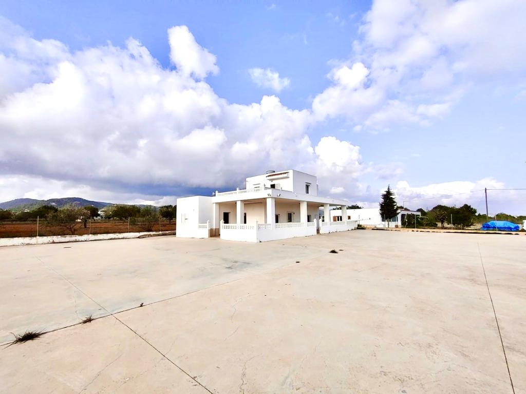 Detached Reform House built with 136 m2, and is south oriented. It has 4 bedrooms