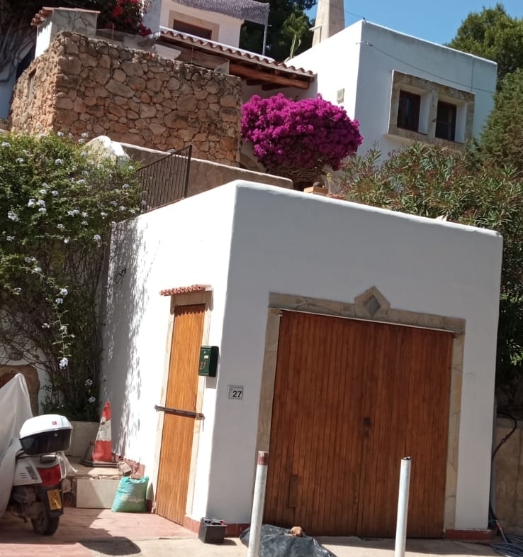 This villa is located at the end of a dead end street in a quiet area of Cala Llonga.
