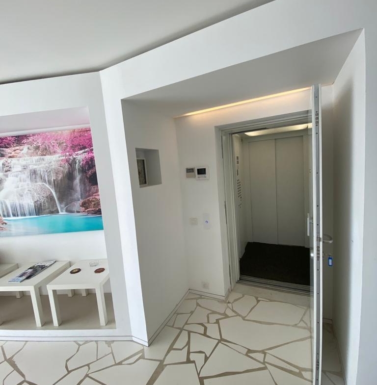 This bright spacious apartment is located in the fashionable Marina Botafoch area