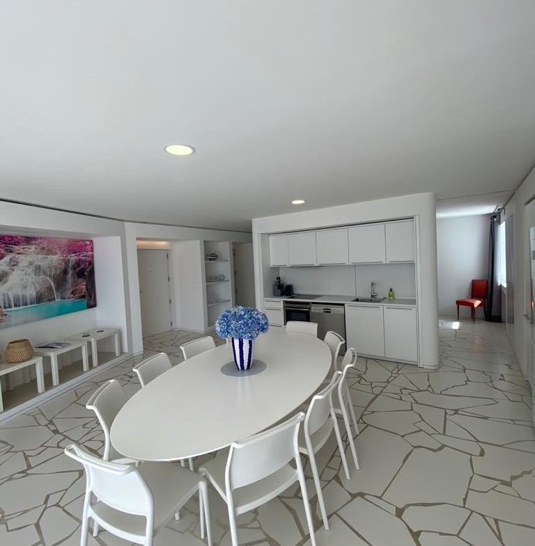 This bright spacious apartment is located in the fashionable Marina Botafoch area