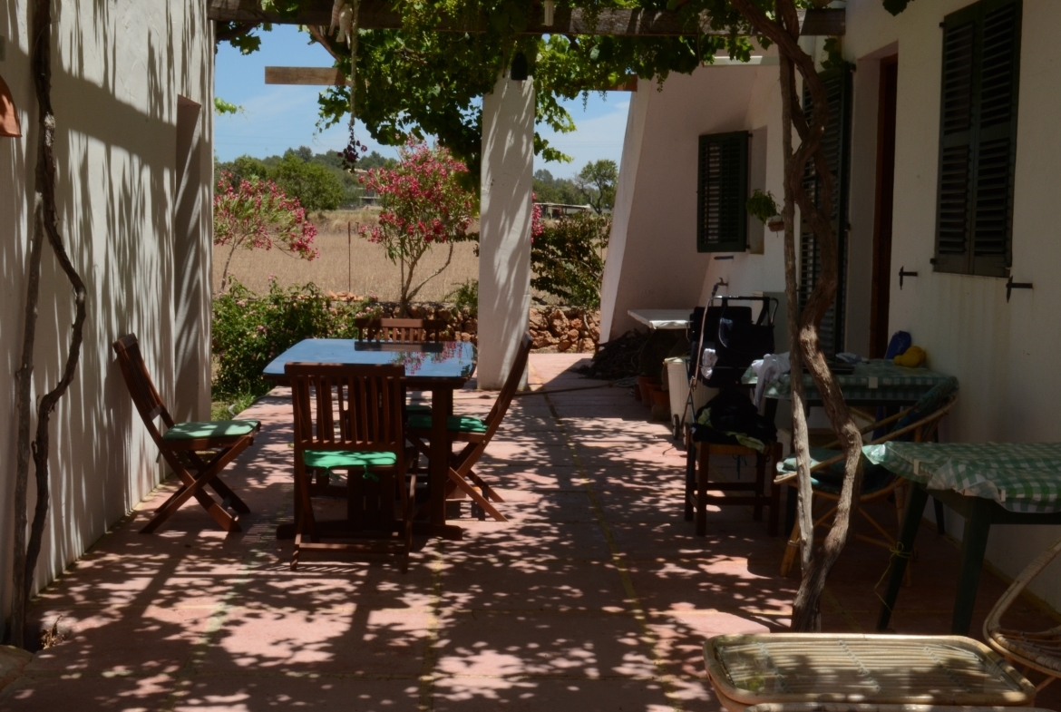 Beautiful Rustic Finca on a plot of 13.000 m2 located a very quiet location in between