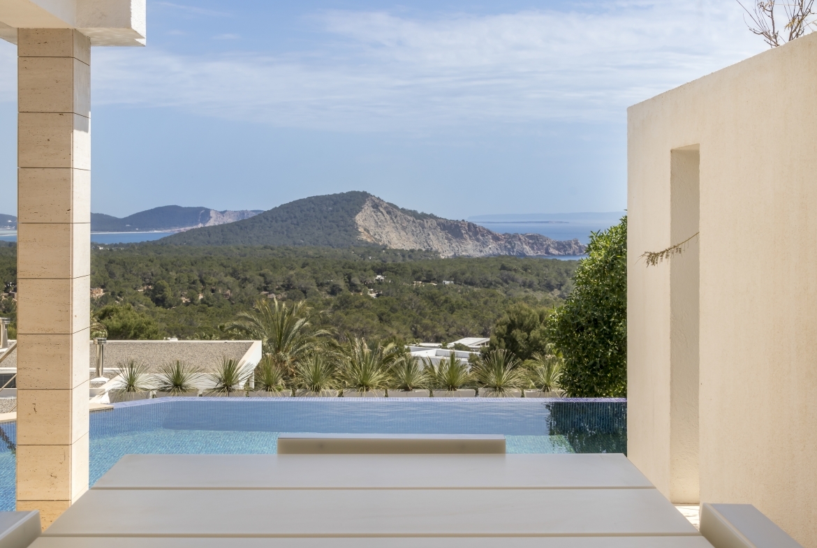 The name Villa Inifinty says it all, the view of this luxury modern villa is formidable