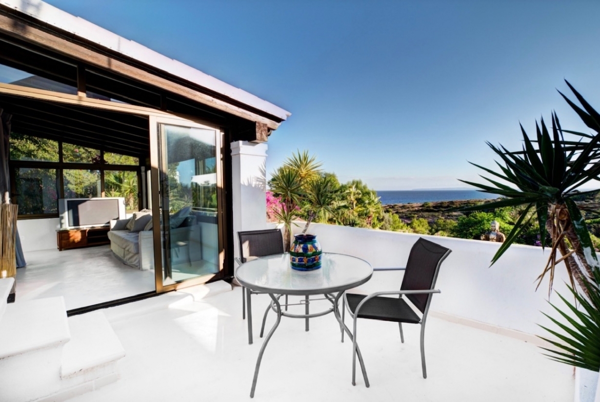Outstanding front-line villa situated on the edge of Cap Martinet, only minutes away